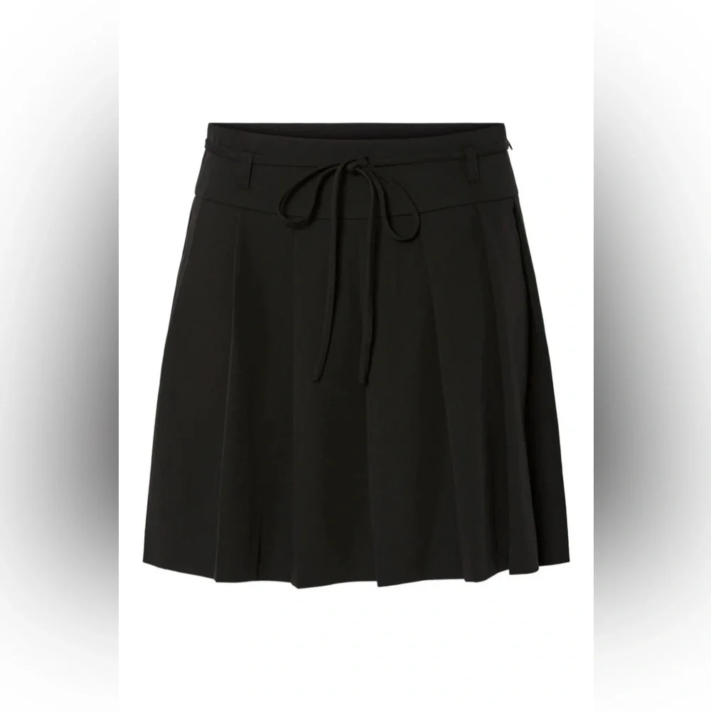 NWT PIECES Frida Short Pleated Skirt